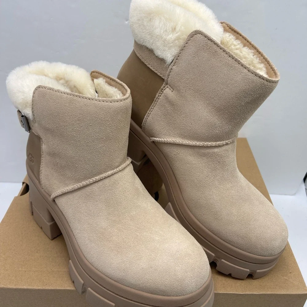 UGG Women's W BROOKLYN BUCKLE PLATFORM HIGH HEELS BOOTS SAND Tan Ankle Boots